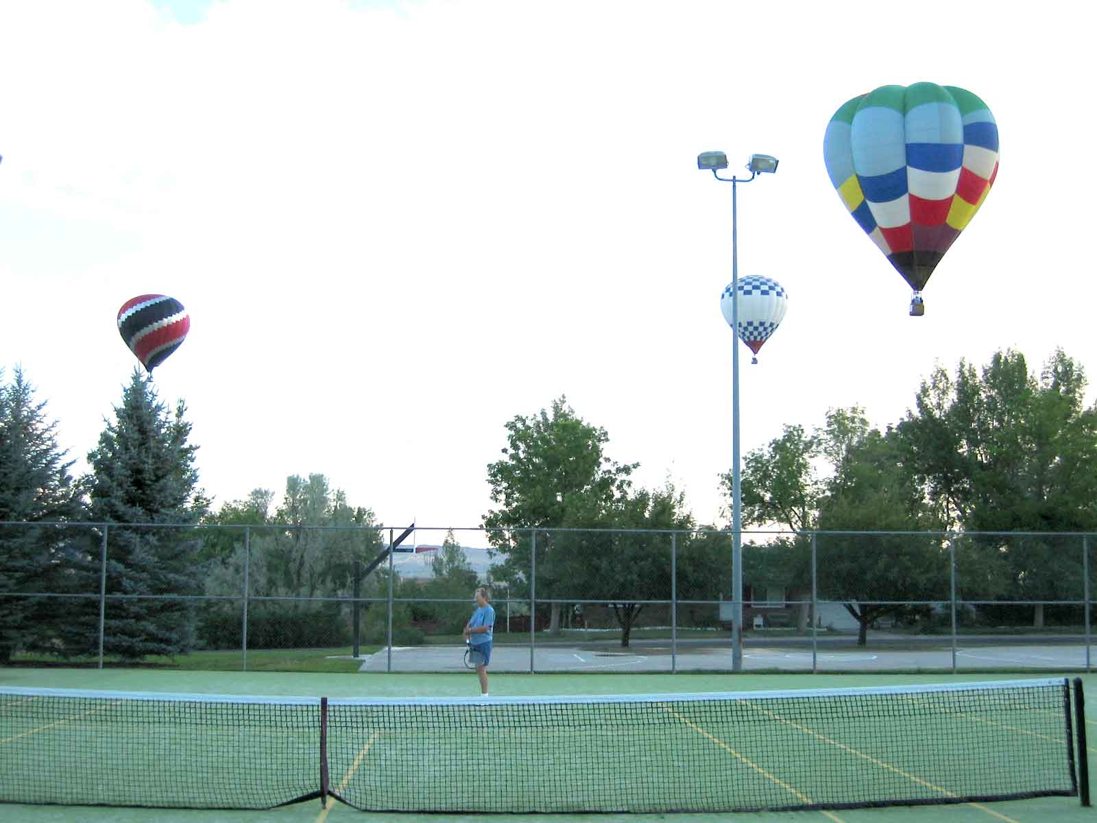 Tennis under the ballons